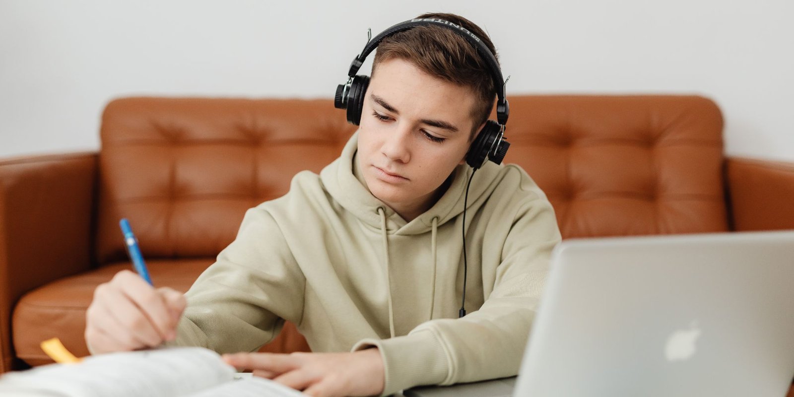Perlukah Siswa Mendengarkan Musik Latar Saat Belajar?